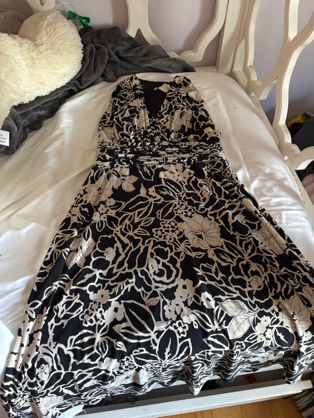 Evan Picone Black and Cream Floral V-Neck Dress